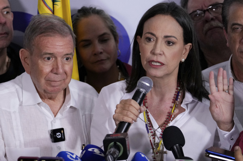 La líder opositora María Corina Machado, a la derecha, y el candidato presidencial Edmundo González ofrecen una conferencia de prensa después de que las autoridades electorales declararan al presidente Nicolás Maduro como ganador de las elecciones presidenciales en Caracas, Venezuela, el lunes 29 de julio de 2024.