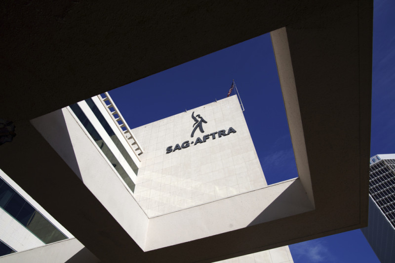 El logotipo y las siglas del sindicato SAG-AFTRA en el costado de la sede en Los Ángeles el viernes 10 de noviembre de 2023