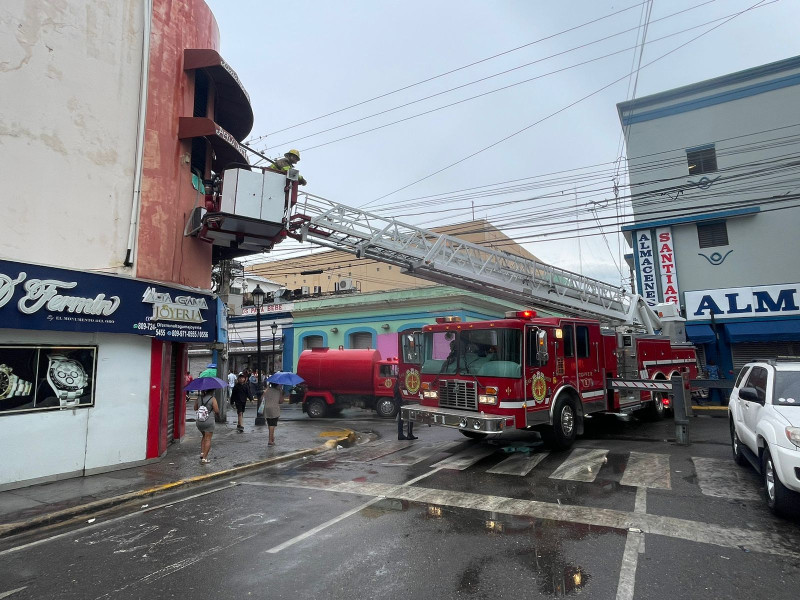 Los bomberos de Santiago lucharon durante 12 horas para apagar el incendio que consumió más de 100 negocios en el Mercado Modelo.