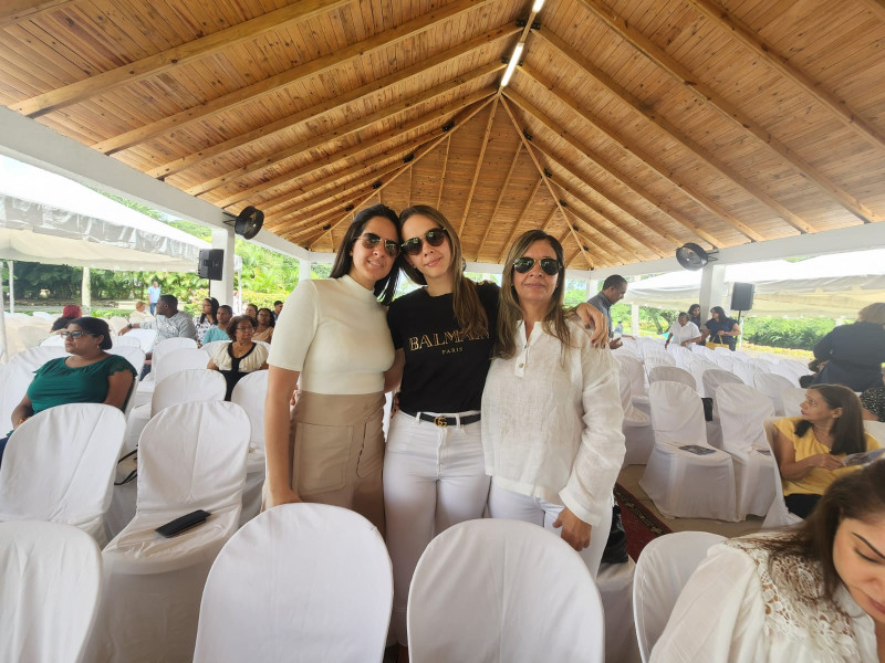 Melina Alvarado, Ornela y Nancy Solano.