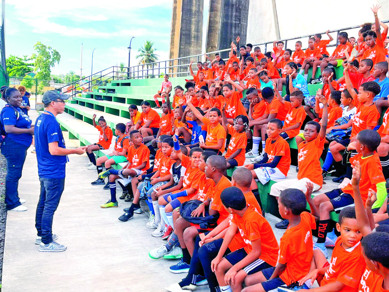 800 niños y niñas participan en esta actividad educativa y deportiva hasta el 09 de agosto.