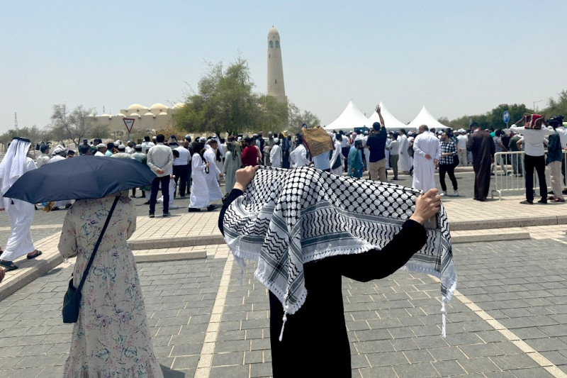 La gente camina hacia la mezquita del imán Muhammad bin Abdul Wahhab