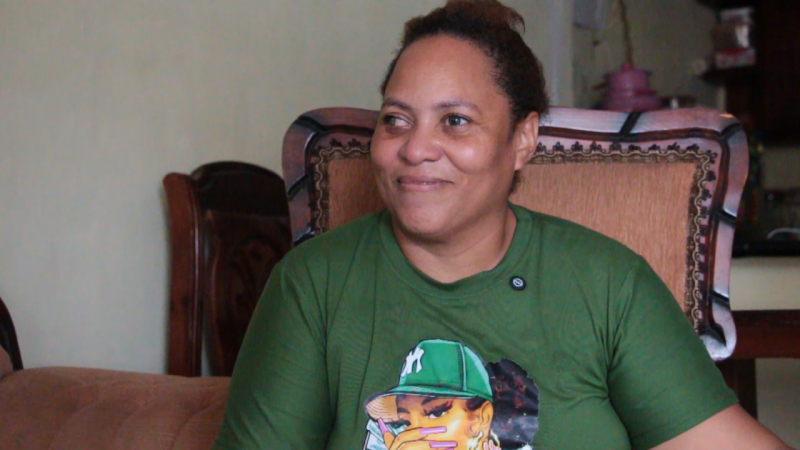 Mayerlin Reyes, madre de Yunior Alcántara, se muestra contenta luego de la victoria de su hijo.
