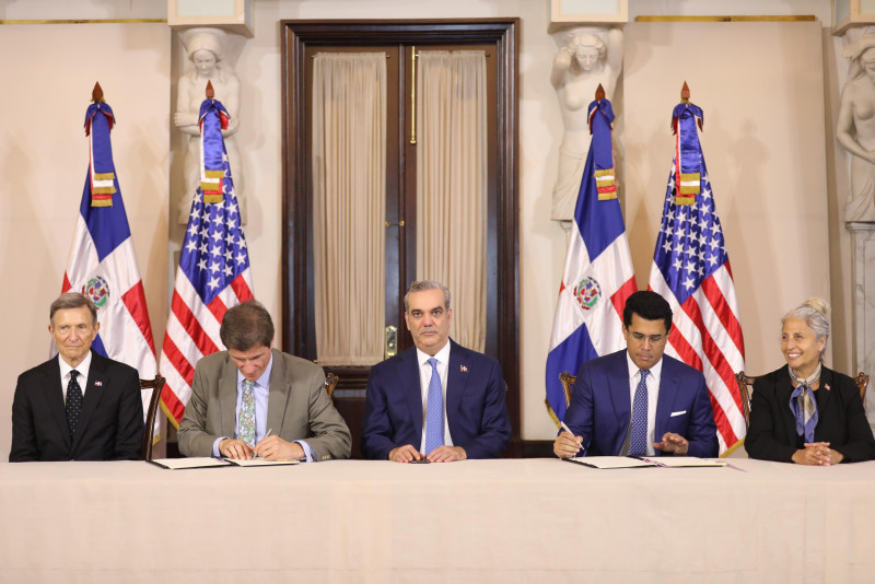 El presidente Luis Abinader, José Fernández y David Collado, firman acuerdo.