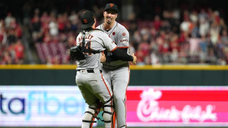 El receptor apareció Bailey abraza a Blake Snell luego de este lograr la hazaña.