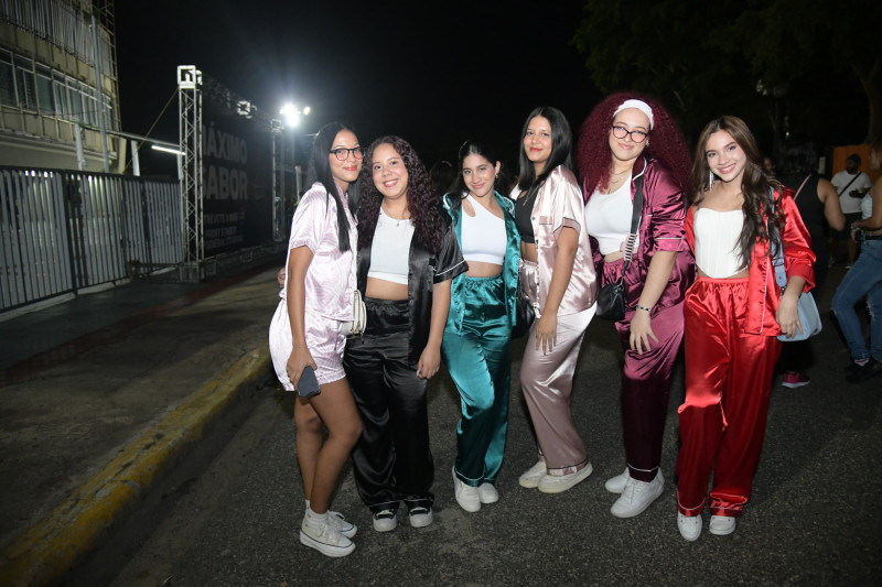 En pijama fueron los fanáticos al concierto de Morat.