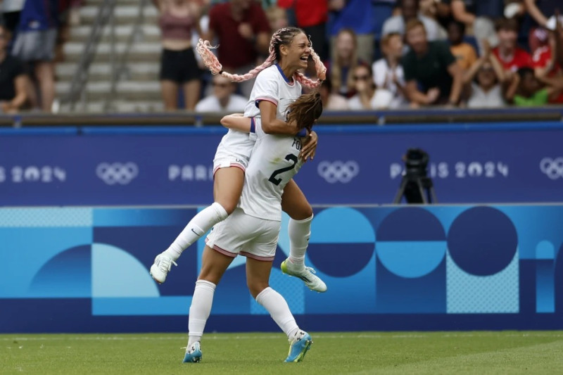 Trinity Rodman celebra luego de anotar el gol de la victoria.