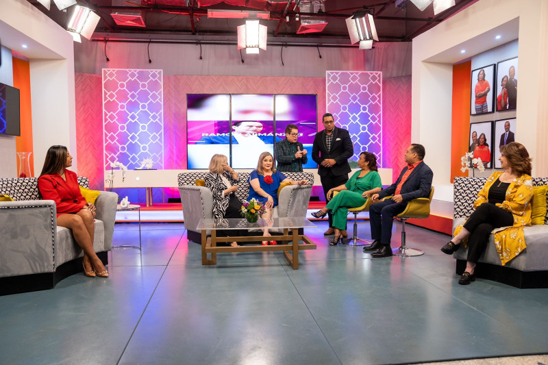 Zoila Puello y Ramón Almánzar en "TV Revista" recibieron a "Arte y medio" de Telesistema. Además de los anfitriones, también aparecen Viancameli Alcántara, Miledys de Cabral, Jatnna Tavárez, Iván Ruiz, Julio Clemente y Yolanda Mañàn.