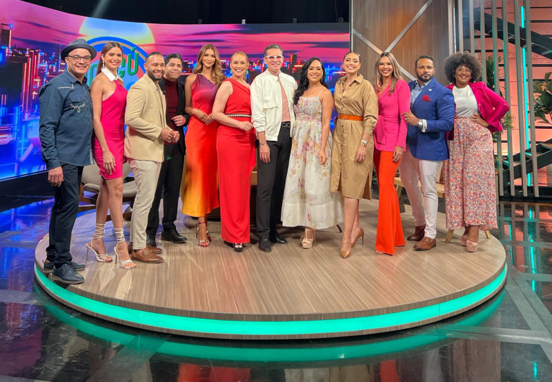 Los conductores de los programas "El Mangú" de RTVD y "Como en Casa" de Teleuniverso, canal 29, se unieron desde los estudios de la Televisión Pública.