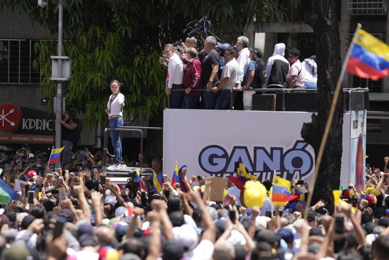 Partidarios aplauden a la líder opositora María Corina Machado durante un mitin en Caracas, Venezuela, el sábado 3 de agosto de 2024.