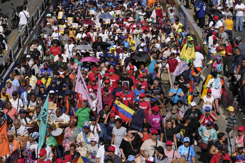 Partidarios se reúnen para una manifestación a favor del gobierno en Caracas,