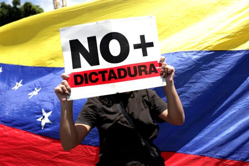 Miles de venezolanos protestan contra los resultados de las elecciones presidenciales del pasado domingo brindados por el Consejo Nacional Electoral (CNE), que proclamó ganador y reelegido al presidente Nicolás Maduro, este sábado en Caracas (Venezuela).