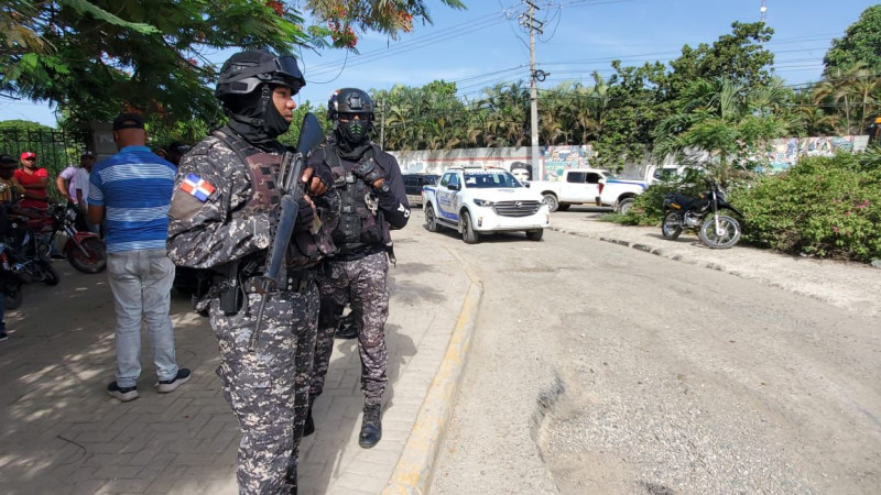 Fotografía muestra a miembros de la Policía Nacional en Santiago en labores tras ultimar a Junior Boca Chula.