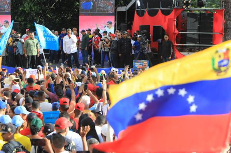 Fotografía cedida por prensa Miraflores del presidente de Venezuela, Nicolás Maduro (i) hablando durante una marcha nacional por la defensa de la paz, este sábado, en Caracas (Venezuela).