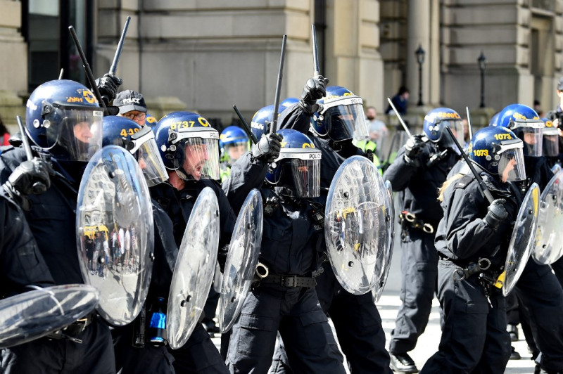 Agentes de policía con equipo antidisturbios