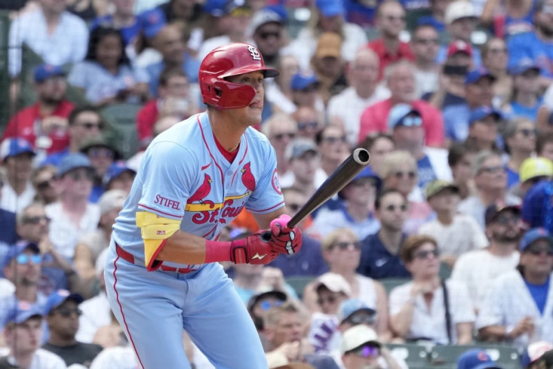 Lars Nootbaar, de los Cardenales de San Luis, observa su elevado de sacrificio en la novena entrada del duelo ante los Cachorros de Chicago.