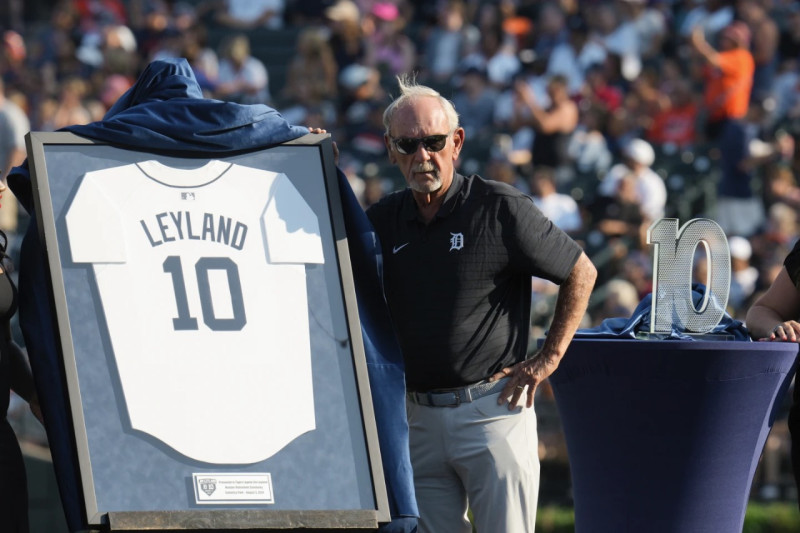 Jim Leyland figura en la ceremonia junto al número diez que utilizó con Detroit.