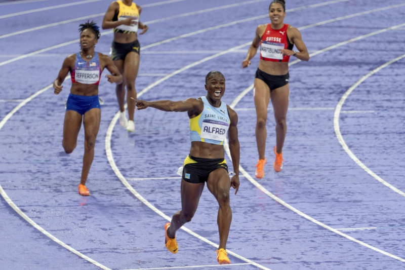 JulienAlfred, de Santa Lucia, celebra luego de ganar la final de los metros femeninos.