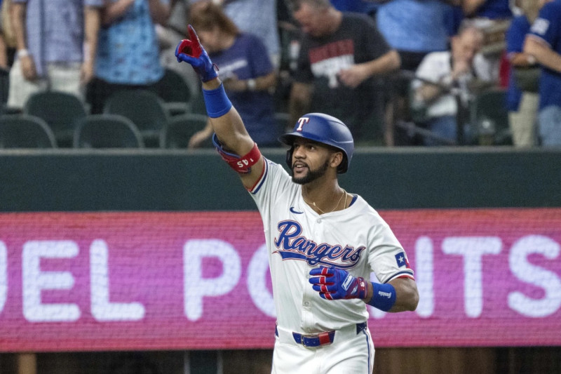 Leody Taveras, de Texas, celebra su jonrón solitario en el partido contra Boston.