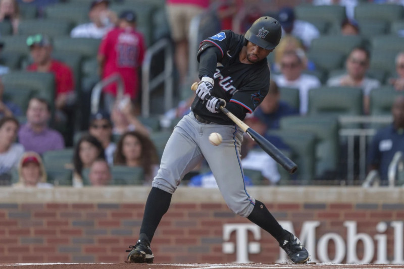 El dominicano Jesús Sánchez, de los Marlins, al momento de dar su doblete ganador.