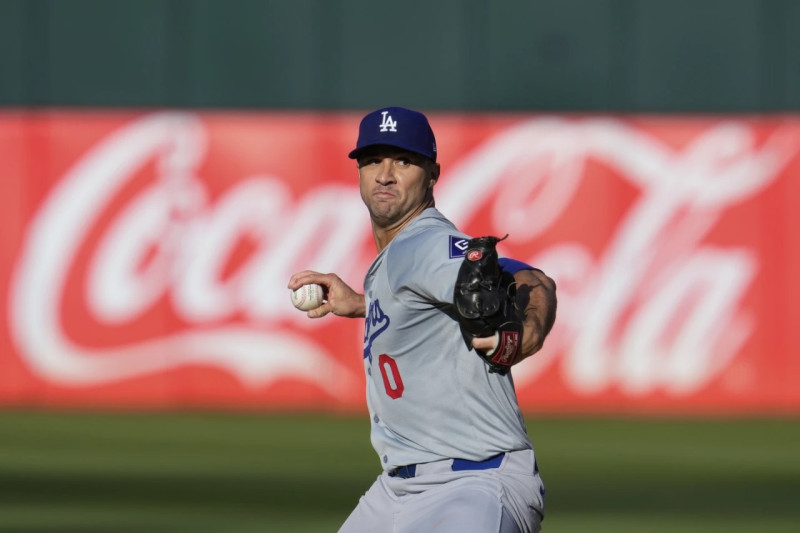 DavE Flaherty se apresta a realizar un envío durante su labor monticular contra Oakland.