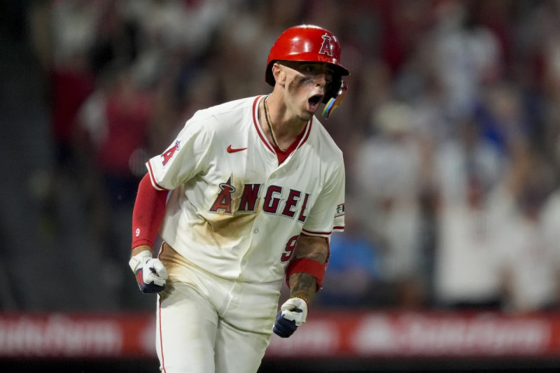 Zach Neto recorre jubiloso las bases luego de dar su decisivo cuadrangular en el partido contra los Mets.