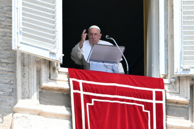 El Papa Francisco bendice a la multitud desde la ventana del palacio apostólico con vistas a la plaza de San Pedro durante la oración del Ángelus el 4 de agosto de 2024 en el Vaticano.