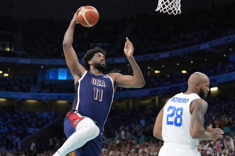 El centro Joel Embiid, de Estados Unidos, se apresta a donquear el balón en el segundo tiempo del encuentro contra Puerto Rico.