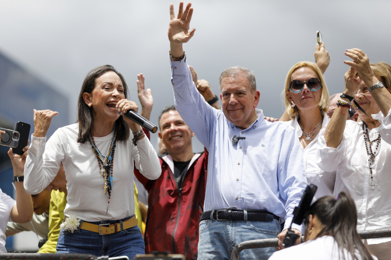 La líder opositora María Corina Machado, izquierda, y el candidato presidencial opositor Edmundo González se dirigen a sus partidarios desde lo alto de un camión durante una protesta