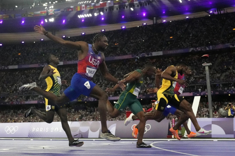 El estadounidense Noah Lyles, segundo desde la izquierda, celebra su victoria en la final masculina de los 100 metros, por delante de Kishane Thompson, de Jamaica.