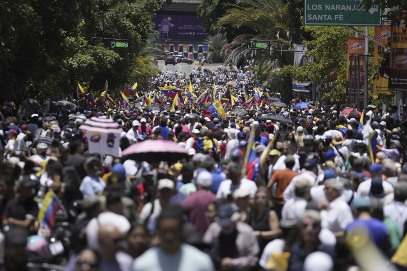 Partidarios se reúnen para manifestarse con la líder opositora María Corina Machado, en Caracas, Venezuela, el sábado 3 de agosto de 2024.