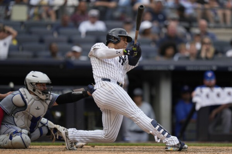 Juan Soto, de los Yankees de Nueva York, a la derecha, conecta un jonrón solitario durante la séptima entrada de un partido de béisbol contra los Azulejos de Toronto en el Yankee Stadium.