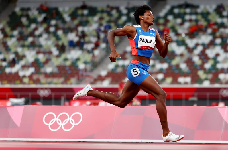 Marileidy Paulino lleva la delantera durante una carrera de eliminación en los pasados Juegos Olímpicos de Tokio.