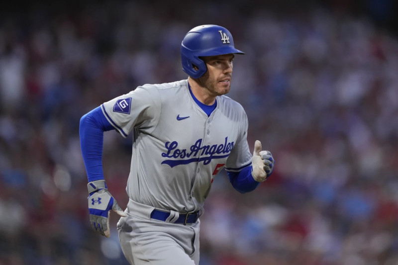 Freddie Freeman, de los Dodgers de Los Ángeles, corre durante el juego del jueves 11 de julio de 2024, ante los Filis de Filadelfia.