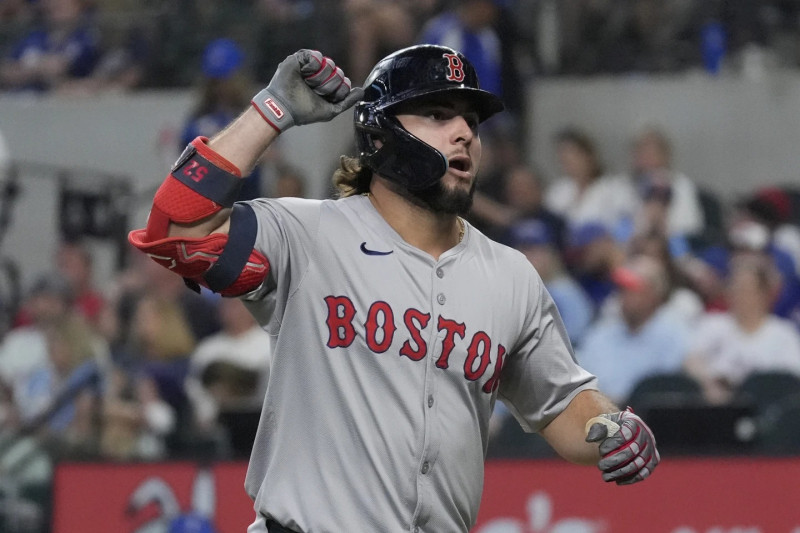 Wilyer Abreu, de los Medias Rojas de Boston, celebra después de conectar un jonrón durante la cuarta entrada de un partido de béisbol contra los Rangers de Texas en Arlington.