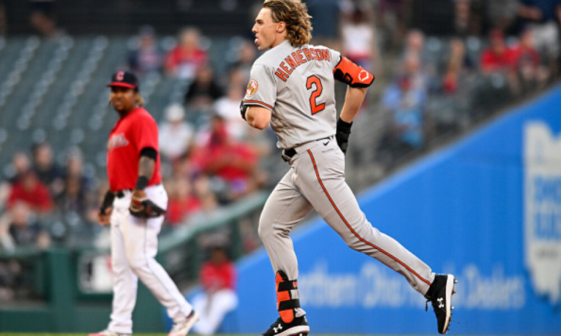 Gunnar Henderon corre las bases luego de pegar jonrón. José Ramírez está detrás.