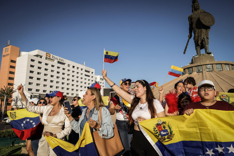 Venezolanos participan de una manifestación