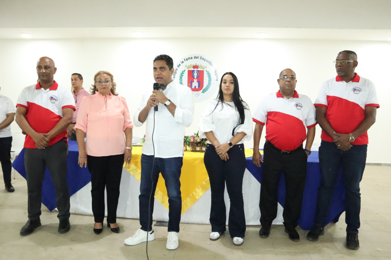 El ingeniero Kelvin Cruz mientras agradecía a Fedovoli el otorgamiento de la sede a La Vega. Le acompañan Alexis García, Amós Anglada, José --Yeye-- García,  Yesenia Fernández y Luz de Alba Luciano.