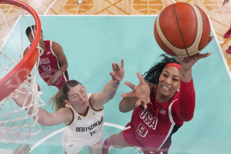 A'ja Wilson, de Estados Unidos, realiza una penetración en el segundo tiempo del partido.