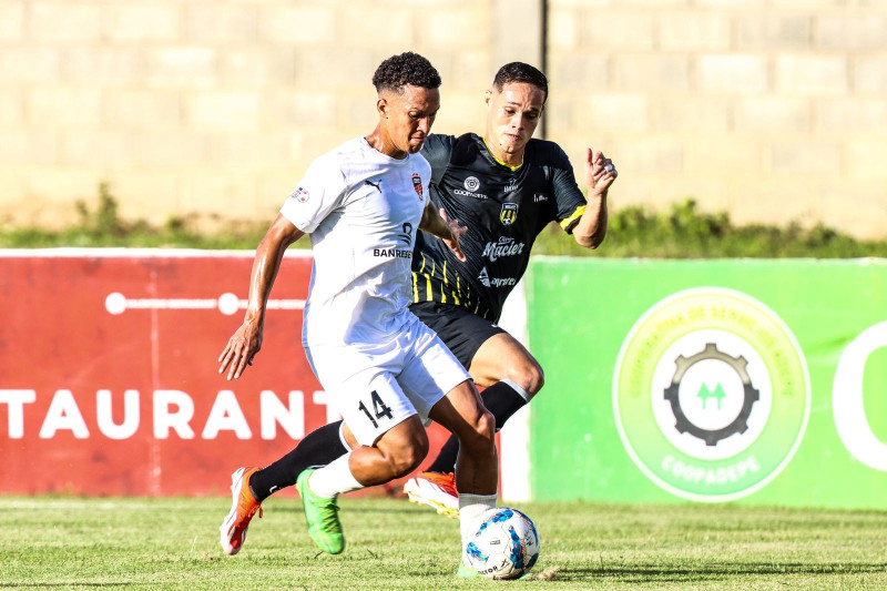 Jean Carlos López, Cibao Fc, y Jesus Correa Moca, luchan por el balón.