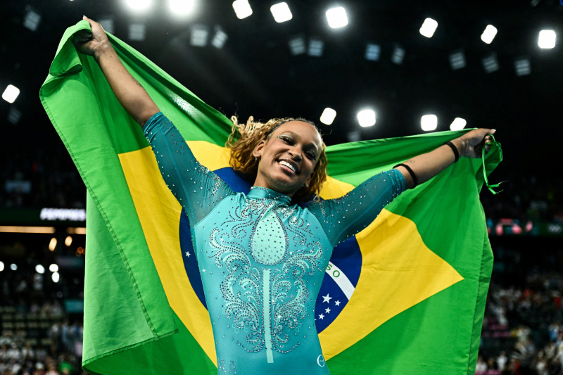 La brasileña Rebeca Andrade celebra ganar la medalla de oro al final de la final de ejercicios de suelo femeninos de gimnasia artística durante los Juegos Olímpicos de París 2024 en el Bercy Arena de París, el 5 de agosto de 2024.