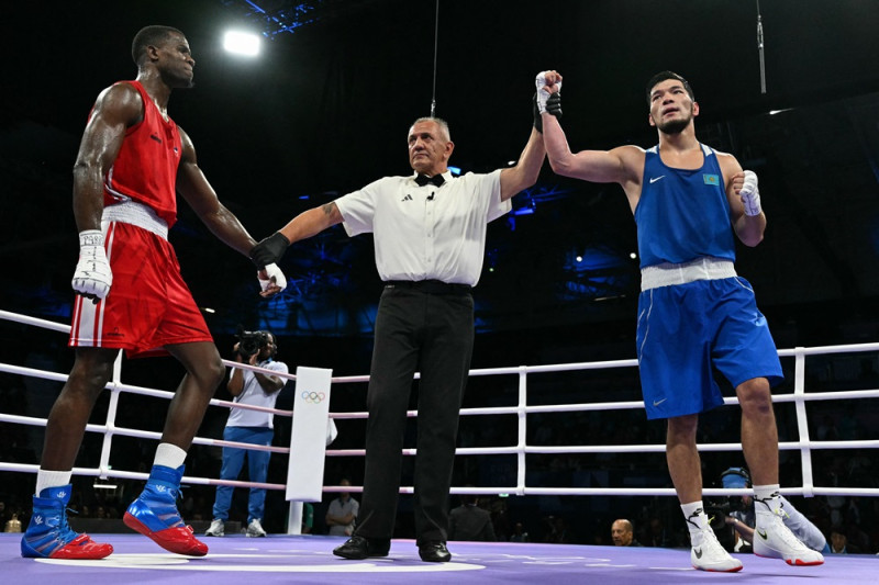 Nurbek Oralbay (azul) de Kazajstán reacciona después de vencer a Cristian Javier Pinales de República Dominicana en el combate de boxeo semifinal masculino de 80 kg durante los Juegos Olímpicos de París 2024.