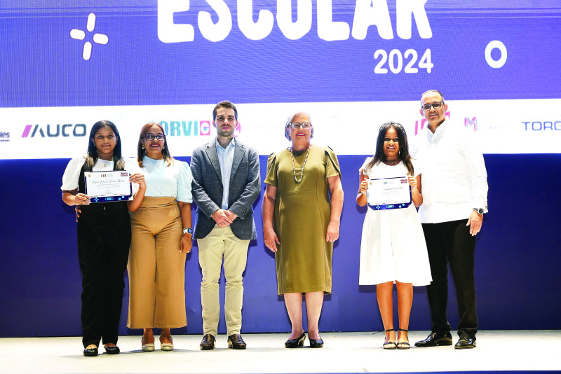 Estudiantes reconocidos colaboradores de Lanco junto a Cándida Mejía y Manuel Alfredo Corripio.