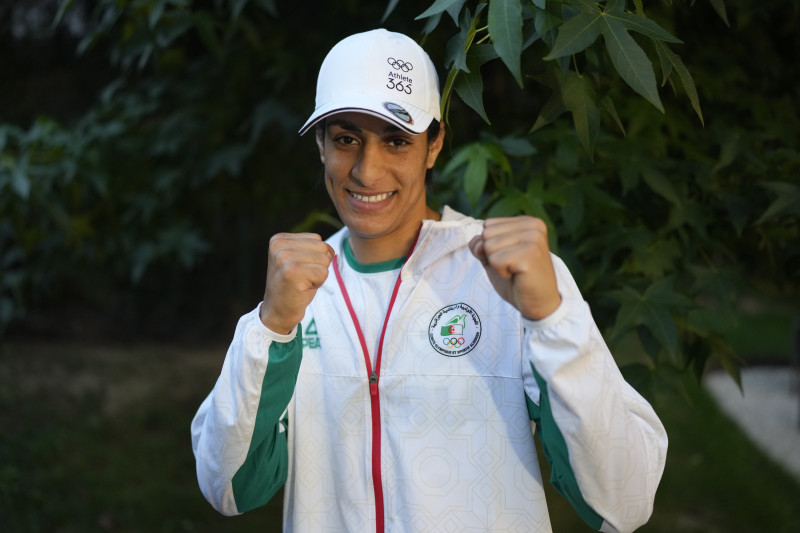 La boxeadora argelina, Imane Khelif posa para una foto luego de una entrevista con SNTV en los Juegos Olímpicos de Verano 2024, el domingo 4 de agosto de 2024, en París, Francia.