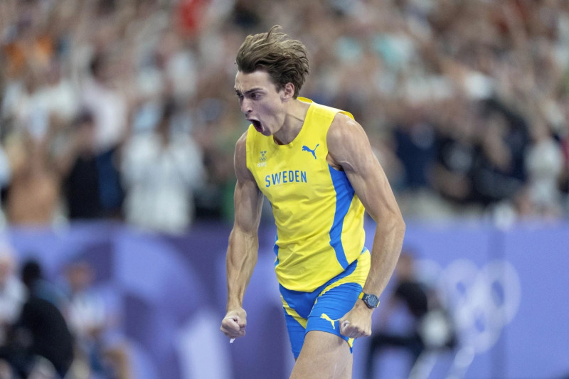 Armand Duplantis reacciona luego de romper su marca mundial en el salto con pértiga en los Juegos Olímpicos París 2024.