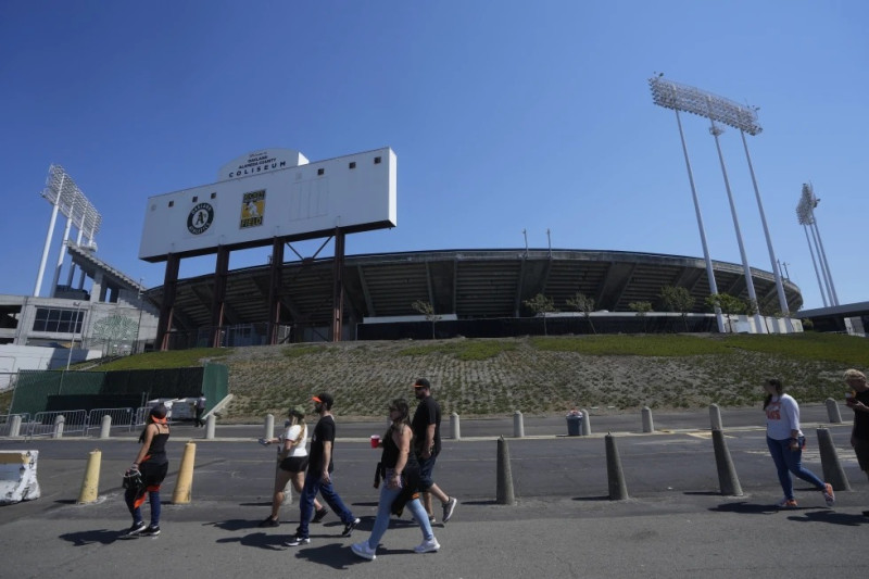 Aficionados fuera del Coliseo Alameda de Oakland antes de un partido de béisbol entre los Atléticos de Oakland y los Gigantes de San Francisco el sábado 5 de agosto de 2023.