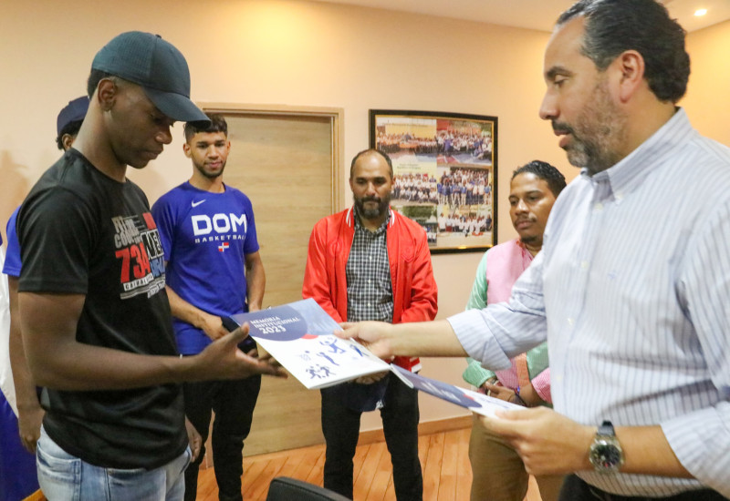 El director ejecutivo del INEFI, Alberto Rodríguez Mella, conversa con el baloncestista Nowel Cuevas.