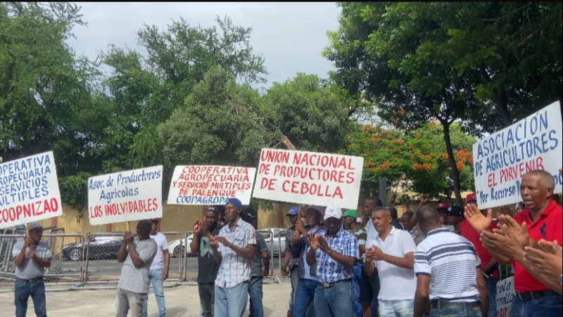 Decenas de productores de cebolla protestan en el Palacio Nacional.