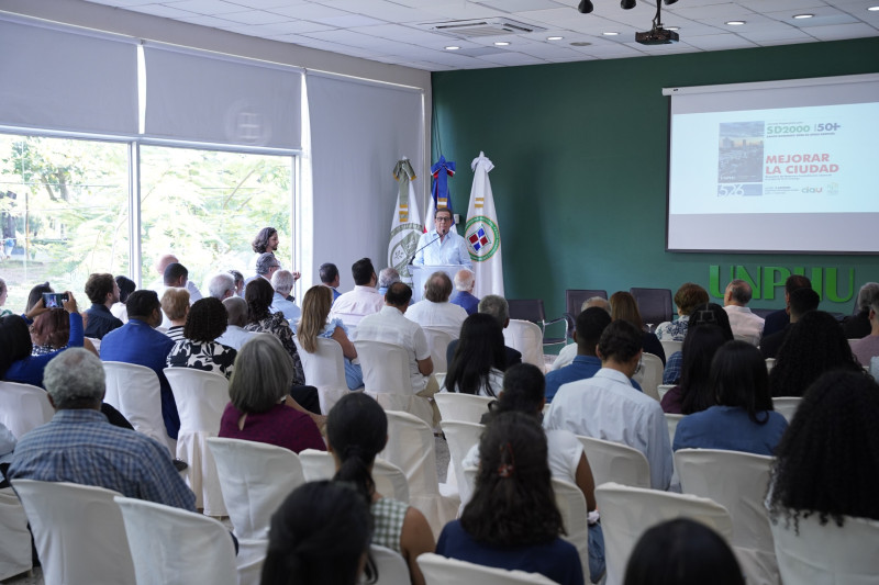 Momento del desarrollo de la conferencia celebrada en la Facultad de Arquitectura y Urbanismo de la UNPHU.