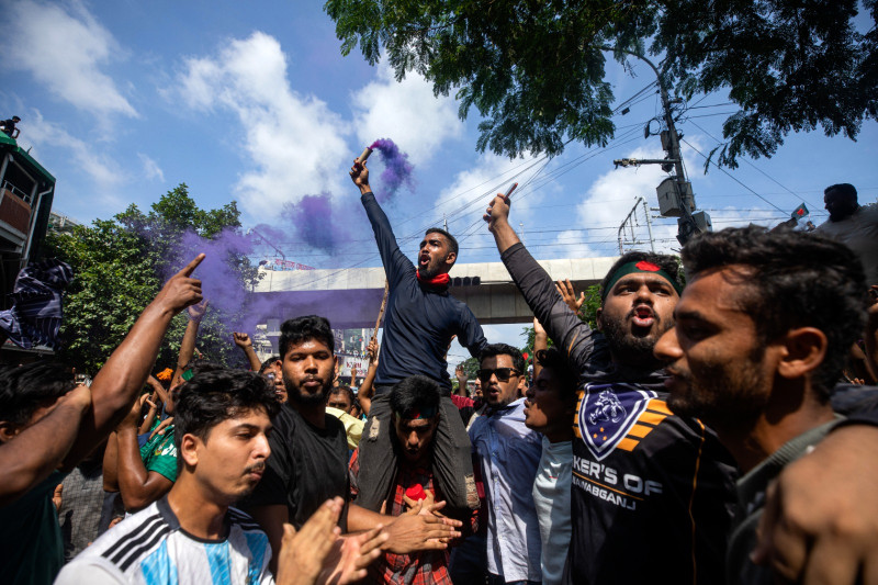 Manifestantes corean lemas mientras celebran ayer la noticia de la renuncia de la primera ministra de Bangladesh, Sheikh Hasina, en Daca.